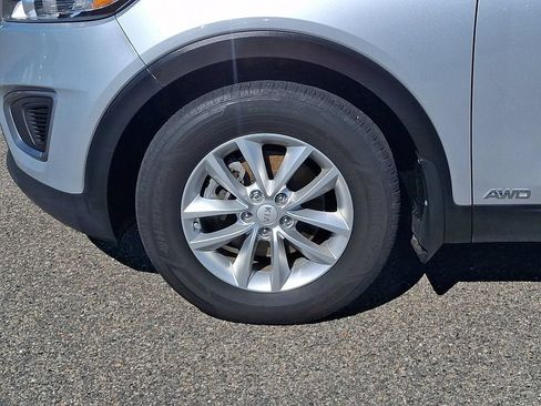 Used 2017 Kia Sorento AWD image 8