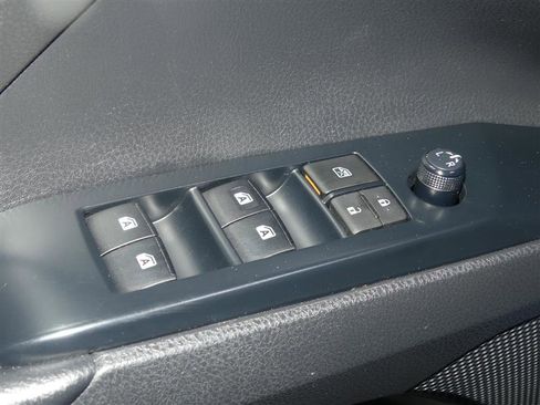 Used 2020 Toyota Camry SE image 19