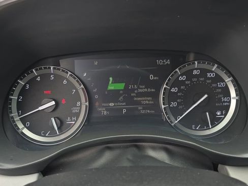 Used 2021 Toyota Highlander XLE FWD image 21