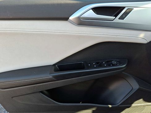 Certified 2025 Volkswagen Taos SE w/ Panoramic Sunroof Package image 9