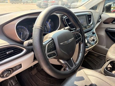 Used 2019 Chrysler Pacifica Touring-L FWD image 10