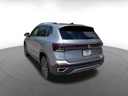 Used 2025 Volkswagen Taos SE image 11