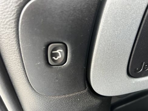 Used 2018 Jeep Cherokee Limited FWD image 16