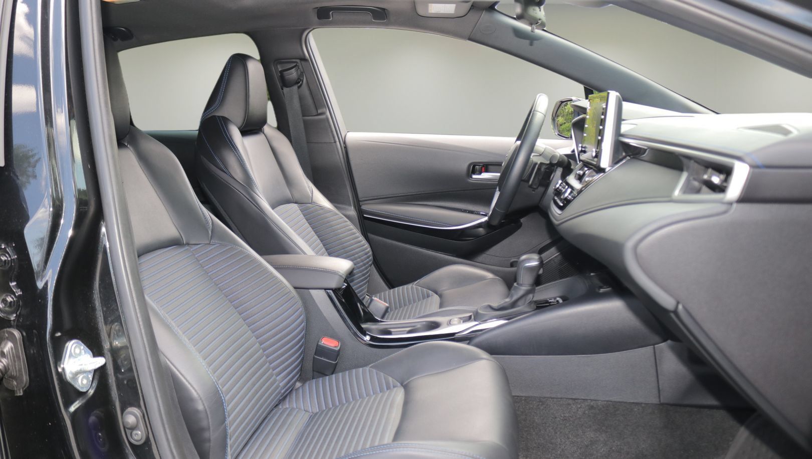 Used 2020 Toyota Corolla XSE FWD image 16