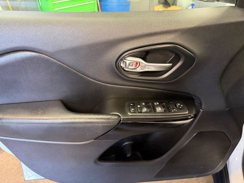 Used 2019 Jeep Cherokee Latitude Plus AWD/4WD image 9