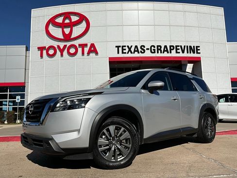 Used 2025 Nissan Pathfinder SV image 2