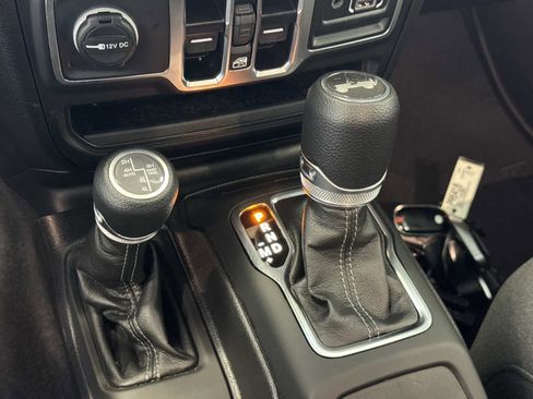 Used 2025 Jeep Wrangler Unlimited Sahara image 24