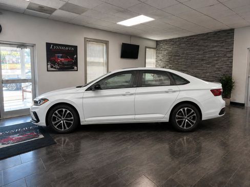 Used 2025 Volkswagen Jetta Sport FWD image 4