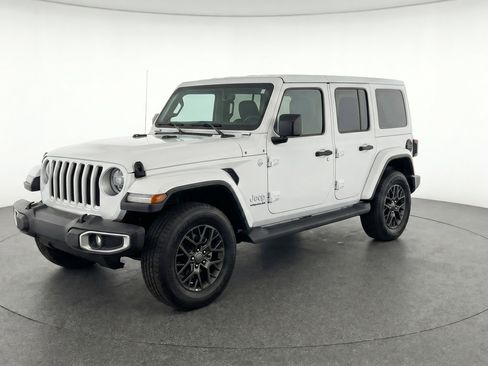 Used 2025 Jeep Wrangler Unlimited Sahara AWD/4WD image 3