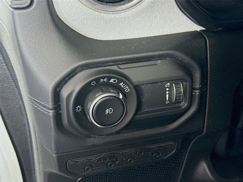 Used 2025 Jeep Wrangler Unlimited Sahara AWD/4WD image 4