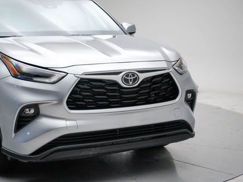 Used 2024 Toyota Highlander XLE image 9
