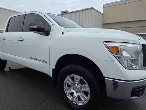 Used 2018 Nissan Titan SV image 3