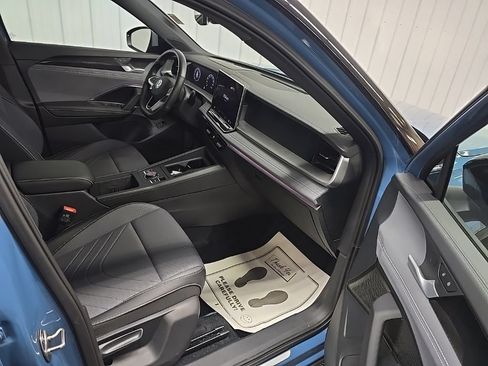 Used 2025 Volkswagen Tiguan SE R-Line AWD/4WD image 18