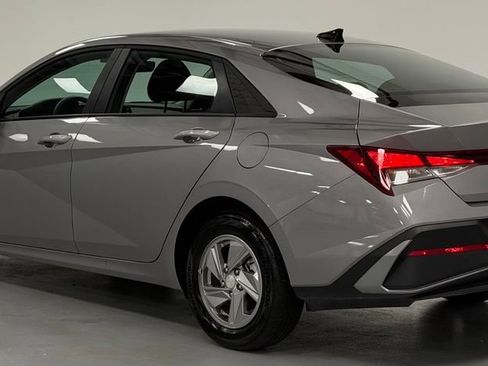Used 2025 Hyundai Elantra SE FWD image 4