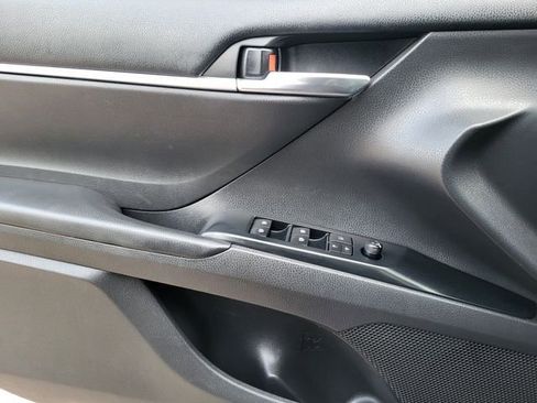 Used 2019 Toyota Camry SE FWD image 11
