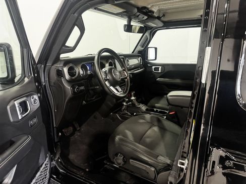 Used 2019 Jeep Wrangler Unlimited Sahara w/ Uconnect 4C Nav & Sound Group AWD/4WD image 17