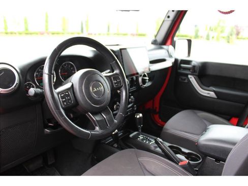Used 2013 Jeep Wrangler Unlimited Sahara w/ Connectivity Group AWD/4WD image 9