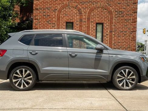 Used 2022 Volkswagen Taos SE FWD image 4