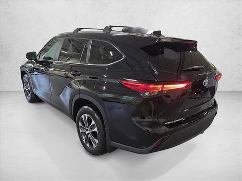 Used 2023 Toyota Highlander XLE AWD/4WD image 7