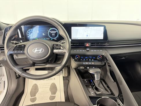 Certified 2025 Hyundai Elantra SEL FWD image 3