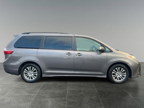 Used 2019 Toyota Sienna XLE image 8