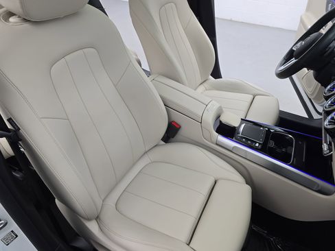 Used 2022 Mercedes-Benz GLB 250 w/ Premium Package Lite image 10