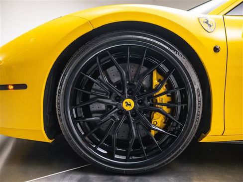 Used 2018 Ferrari 488 GTB RWD image 13