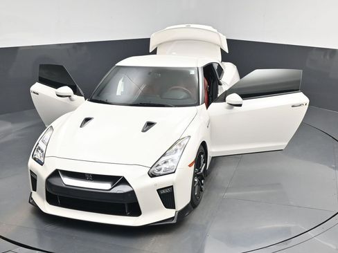 Used 2018 Nissan GT-R Premium w/ Premium Interior Package image 47