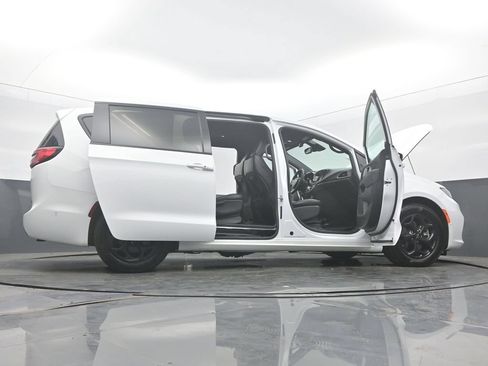 Used 2024 Chrysler Pacifica Limited FWD image 61