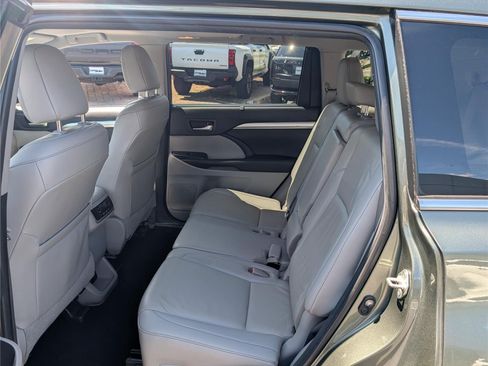 Used 2019 Toyota Highlander XLE AWD/4WD image 16
