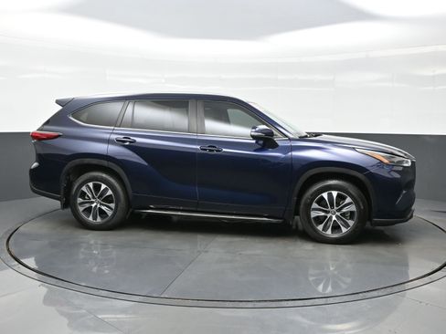 Used 2023 Toyota Highlander XLE AWD/4WD image 7