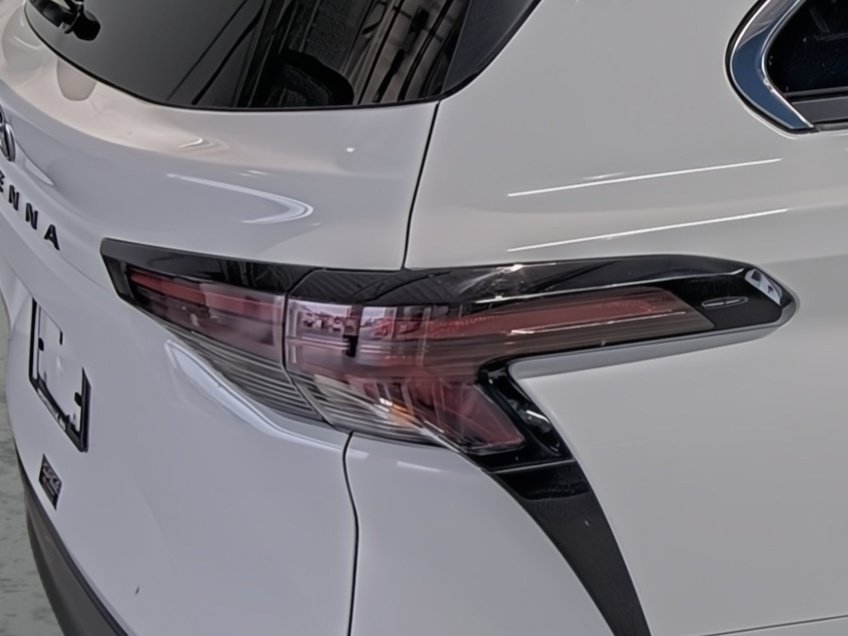 Used 2025 Toyota Sienna LE FWD image 15