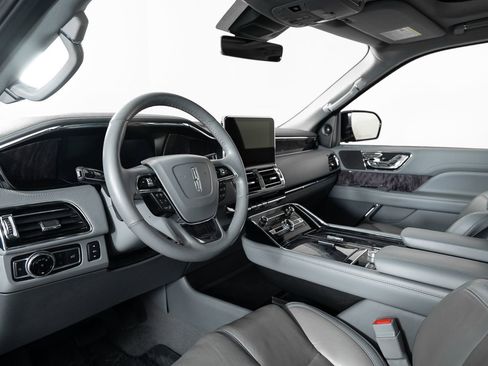 Used 2021 Lincoln Navigator L Reserve image 11