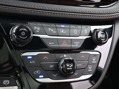 Used 2024 Chrysler Pacifica Pinnacle image 27