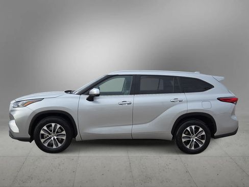 Used 2023 Toyota Highlander XLE FWD image 5