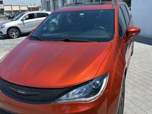 Used 2018 Chrysler Pacifica Touring-L Plus w/ Advanced Safetytec Group FWD image 15