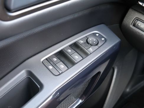 Used 2025 Nissan Pathfinder SV image 19