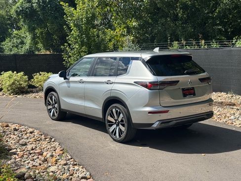 New 2025 Mitsubishi Outlander SE image 3