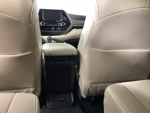 Used 2022 Toyota Highlander XLE AWD/4WD image 27