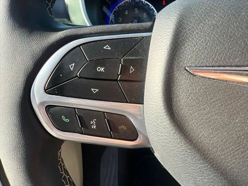 Certified 2024 Chrysler Pacifica Touring-L FWD image 12
