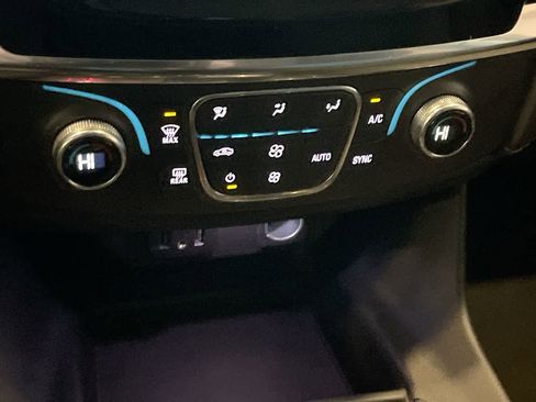 Used 2021 Chevrolet Traverse LS image 19