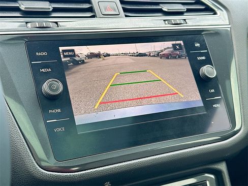 Used 2020 Volkswagen Tiguan SE image 23