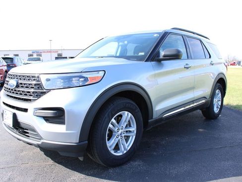 Used 2023 Ford Explorer XLT image 3
