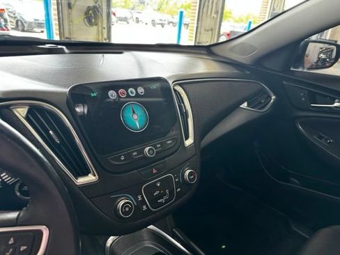 Used 2017 Chevrolet Malibu LT FWD image 19