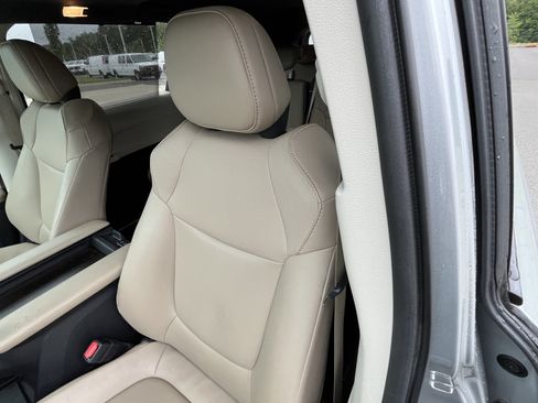 Used 2021 Toyota Sienna XLE FWD image 17