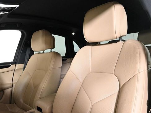 Certified 2024 Porsche Macan image 5