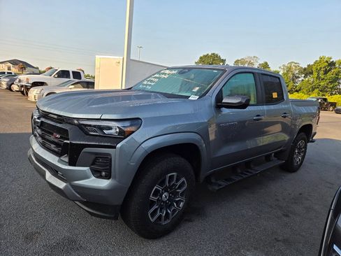 Used 2025 Chevrolet Colorado Z71 AWD/4WD image 3