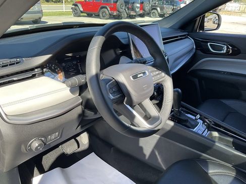 Used 2024 Jeep Compass Limited image 10