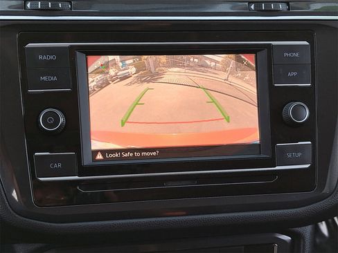 Used 2018 Volkswagen Tiguan S image 24