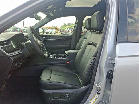 New 2025 Jeep Grand Cherokee Limited w/ Black Appearance Package image 13